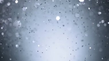 Siyah arkaplanda ışıldayan renkli parçacıkların süper yavaş çekimi. Sığ odak derinliği. Yüksek hızlı sinema kamerası, 1000 fps..