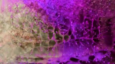 Soyut renklerin süper yavaş çekimleri üstten çekilen patlamaları vuruyor. Yüksek hızlı sinema kamerası, 1000 fps..