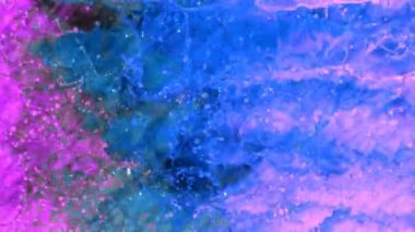 Soyut renklerin süper yavaş çekimleri üstten çekilen patlamaları vuruyor. Yüksek hızlı sinema kamerası, 1000 fps..