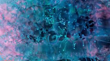 Soyut renklerin süper yavaş çekimleri üstten çekilen patlamaları vuruyor. Yüksek hızlı sinema kamerası, 1000 fps..