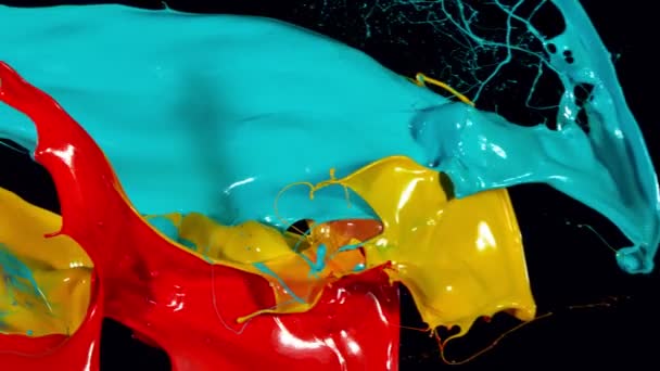 Super Cámara Lenta Salpicaduras Colores Abstractos Voladores Sobre Fondo Negro — Vídeo de stock