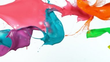 Soyut renklerin süper yavaş çekimi beyaz arkaplanda çarpışıyor. Yüksek hızlı sinema kamerası, 1000 fps..