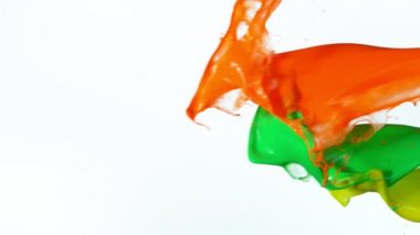 Soyut renklerin süper yavaş çekimi beyaz arkaplanda çarpışıyor. Yüksek hızlı sinema kamerası, 1000 fps..