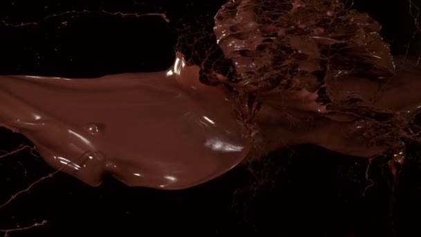Super Zpomalení Srážky Horké Čokolády Stříkance Černém Pozadí Natočeno Vysokorychlostní — Stock video