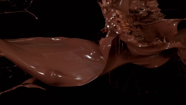 Super Langzame Beweging Van Botsing Van Warme Chocolademelk Spatten Zwarte — Stockvideo