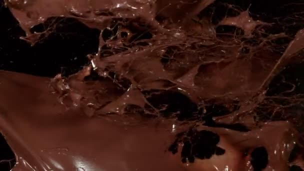 Super Cámara Lenta Colisión Salpicaduras Chocolate Caliente Sobre Fondo Negro — Vídeos de Stock
