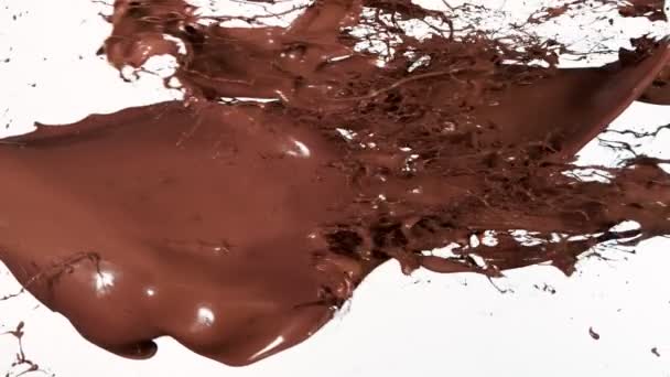 Super Langzame Beweging Van Botsing Van Warme Chocolademelk Spatten Witte — Stockvideo
