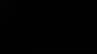 Siyah arka planda uçan bir grup çiğ çikolata parçasının süper yavaş çekimi. Yüksek hızlı sinema kamerası, 1000fps.