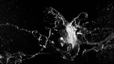 Uçan suyun süper yavaş akımı çarpışma esnasında sıçrar, siyah zemin. Yüksek hızlı sinema kamerası, 1000fps.