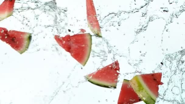 Superzeitlupe Von Wassermelonenstücken Die Mit Wasserspritzern Die Luft Fliegen Gefilmt — Stockvideo