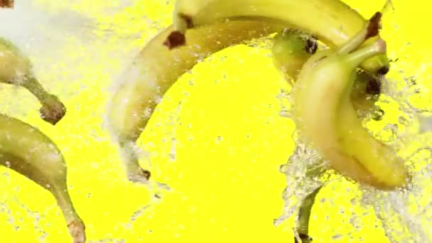 香蕉的超级慢动作在黄色背景的空气中飘扬 用高速摄像机拍摄 每秒1000帧 — 图库视频影像