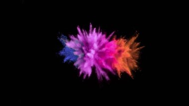 Siyah arka planda izole edilmiş süper yavaş renkli barut patlaması. Yüksek hızlı sinema kamerası, 1000fps.