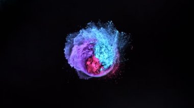 Siyah arkaplanda izole edilmiş renkli barut dönüşünün süper yavaş çekimi. Yüksek hızlı sinema kamerası, 1000fps.