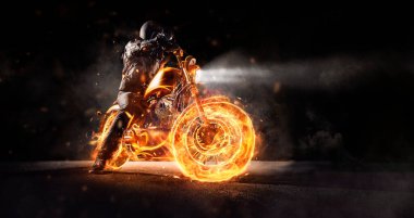 Koyu renk motosikletli gece yanan motosiklette kalıyor. Helikopter motorsikletinin koyu renkli duvar kağıdı fotoğrafı..