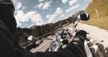 Dağın asfalt yolunda motosiklet süren sürücü, direksiyon çubuğunun ayrıntıları..