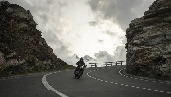 Motociclista Sulla Strada Montagna Tra Rocce Cielo Drammatico Tramonto — Foto Stock