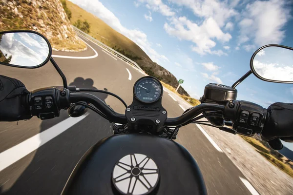 山のアスファルトの道路 ステアリングバーの詳細上のドライバのオートバイに乗る — ストック写真