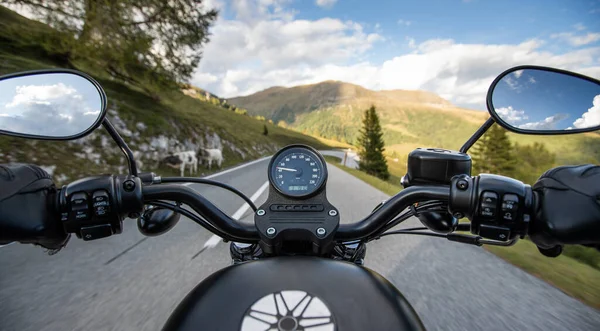 Förare Som Kör Motorcykel Asfalterad Väg Bergen Detalj Styrstången — Stockfoto