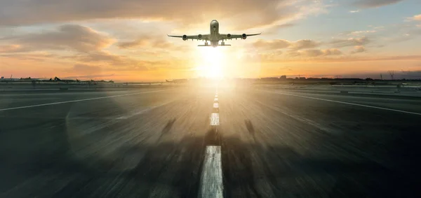 Enorme Commerciële Vliegtuig Opstijgen Baan Dramatische Zonsondergang Licht Lucht Achtergrond — Stockfoto