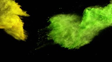 Beyaz zemin üzerinde izole edilmiş çok yavaş renkli toz çarpışması. Yüksek hızlı sinema kamerası, 1000fps.