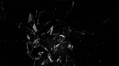 Siyah arka planda parçalanmış camların süper yavaş çekimleri. Yüksek hızlı sinema kamerası, 1000 fps..