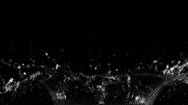 Siyah arka planda su kruvazörü şeklindeki süper yavaş çekim. Yüksek hızlı sinema kamerası, 1000fps.