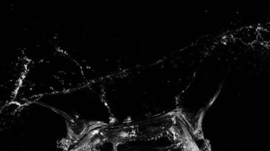 Siyah arka planda su kruvazörü şeklindeki süper yavaş çekim. Yüksek hızlı sinema kamerası, 1000fps.