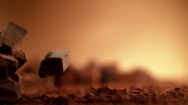 Düşen bir grup çiğ çikolata parçasının süper yavaş çekimi. Yüksek hızlı sinema kamerası, 1000fps.