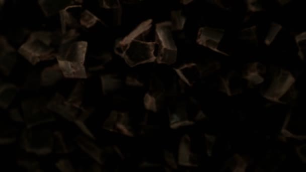 Супер Повільний Рух Літаючої Групи Сирих Шматочків Шоколаду Какао Порошком — стокове відео