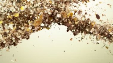 Uçan mısır gevreği müsli grupları havada uçuşurken çok yavaş hareket ediyor. Yüksek hızlı sinema kamerası, 1000fps.