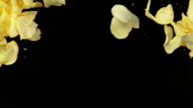 Patates cipslerinin havada uçuşması çok yavaş bir hareket. Yüksek hızlı sinema kamerası, 1000 fps..