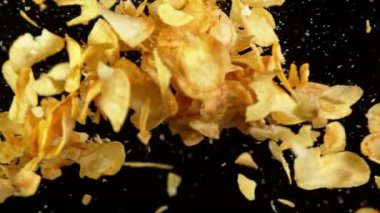 Patates cipslerinin havada uçuşması çok yavaş bir hareket. Yüksek hızlı sinema kamerası, 1000 fps..