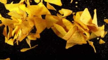 Havaya uçan tortilla cipslerinin süper yavaş çekimleri yükseliyor. Yüksek hızlı sinema kamerası, 1000 fps..