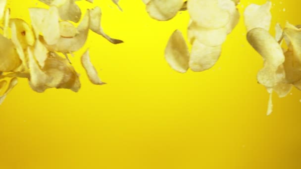 Superlangzame Beweging Van Vliegende Gebakken Aardappelchips Die Lucht Vliegen Gefilmd — Stockvideo