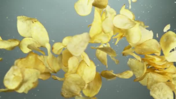 Супер Медленное Движение Летающих Жареных Картофельных Чипсов Воздухе Снято Камеру — стоковое видео