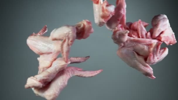 Uçan Çiğ Tavuk Kanatları Havada Uçuşuyor Yüksek Hızlı Sinema Kamerası — Stok video