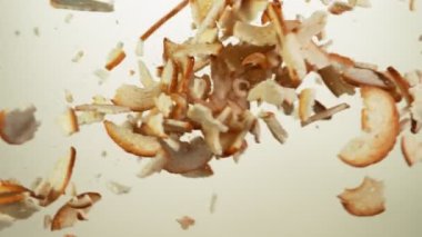 Havada uçan rulo cipslerin çok yavaş hareket etmesi. Yüksek hızlı sinema kamerası, 1000 fps..