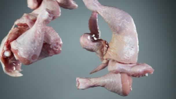 Uçan Çiğ Tavuk Bacakları Havada Uçuşuyor Yüksek Hızlı Sinema Kamerası — Stok video