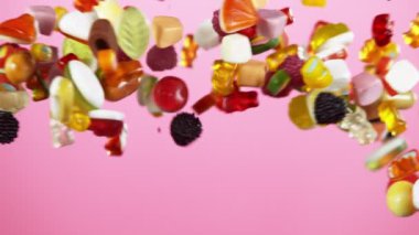 Havada uçan şekerlemelerin süper yavaş çekimi. Yüksek hızlı sinema kamerası, 1000 fps..