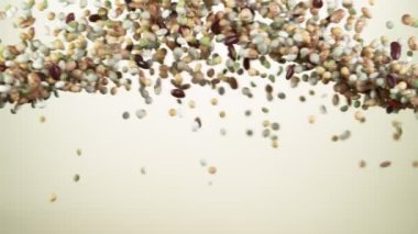 Uçan mikslerin süper yavaş çekimi parçaları havaya kaldırıyor. Yüksek hızlı sinema kamerası, 1000 fps..