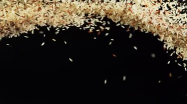 Uçan pirinç parçaları havada çok yavaş hareket ediyor. Yüksek hızlı sinema kamerası, 1000 fps..