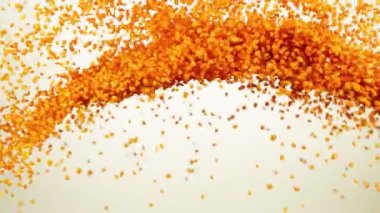 Uçan mercimek parçalarının havada süper yavaş hareket etmesi. Yüksek hızlı sinema kamerası, 1000 fps..