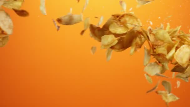 Супер Повільний Рух Літаючих Смажених Картопляних Чіпсів Які Потрапляють Повітря — стокове відео