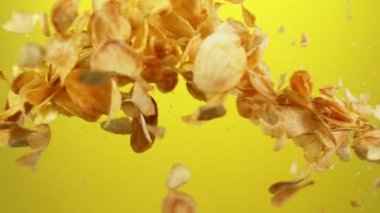 Patates cipslerinin havada uçuşması çok yavaş bir hareket. Yüksek hızlı sinema kamerası, 1000 fps..