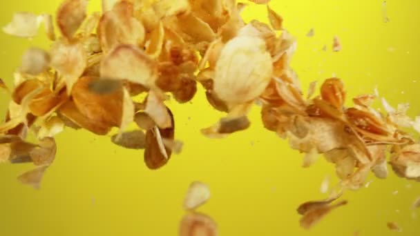 Superlangzame Beweging Van Vliegende Gebakken Aardappelchips Die Lucht Vliegen Gefilmd — Stockvideo