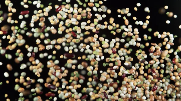 Baljväxter Mix Bitar Slå Upp Luften Isolerad Svart Bakgrund — Stockfoto