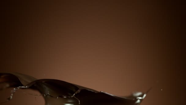 Mouvement Super Lent Des Éclaboussures Chocolat Chaud Avec Forme Couronne — Video