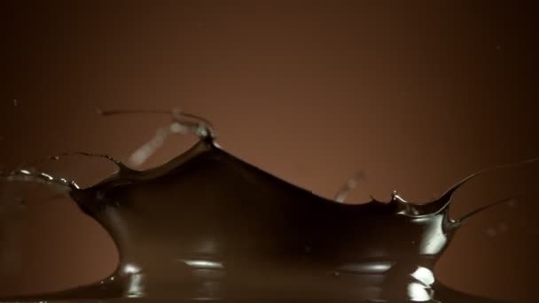 Сверхмедленное Движение Пряного Горячего Шоколада Коронной Формой Съемки Высокой Скоростью — стоковое видео