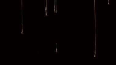 Damlayan sıcak çikolatanın süper yavaş çekimi. Yüksek hızlı sinema kamerasıyla çekildi, 1000fps.