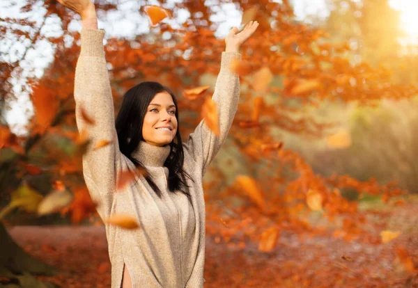 Ung Brunett Kvinna Livsstil Porträtt Fotograferad Höst Period — Stockfoto